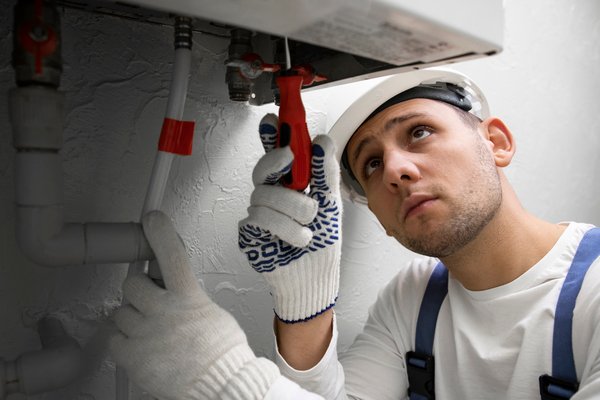 profissional qualificado realizando a manutenção do gás encanado
