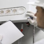 Profissional realizando a instalação de aquecedor a gás