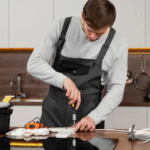 Profissional fazendo uma conversão de fogao para gas encanado