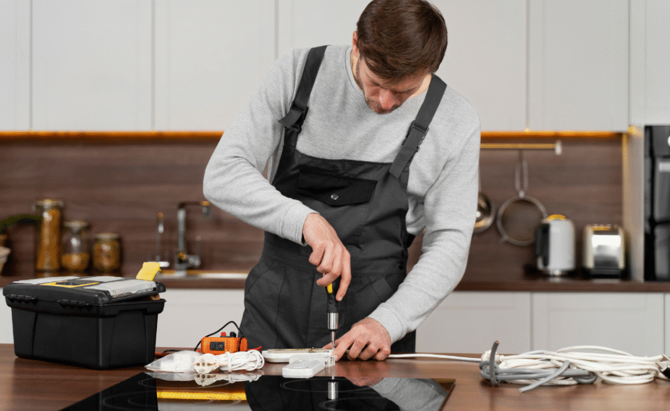 Profissional fazendo uma conversão de fogao para gas encanado